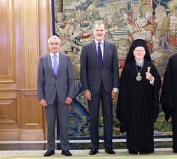 El Rey y Su Santidad Bartolomé I, arzobispo de Constantinopla y Patriarca Ecuménico, acompañados por Spyridon Komzias, arzobispo Metropolita de España